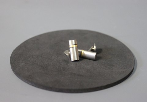 Cuff links in titanium with 18 ct. gilded stribe, stamped SIK TITAN.
5000m2 showroom.