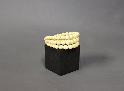Beautiful bracelet of Ivory with three rows from the 1960s.
5000m2 showroom.