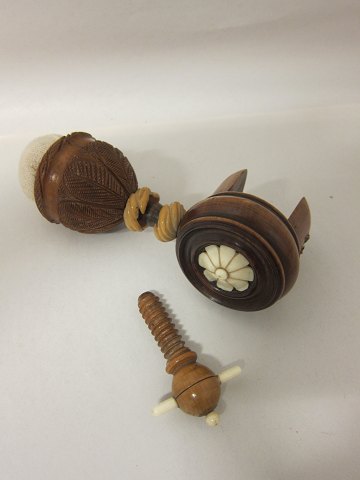 Tool for the needlework, antique
With a pincushion and a screw to secure it to the table. 
With decorations  
L: 20cm
