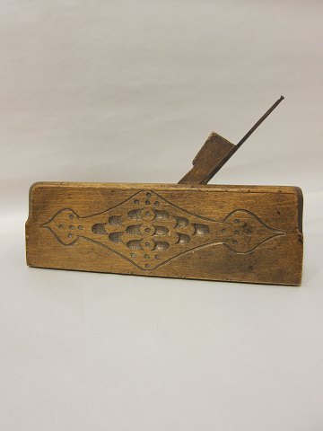 Plane, antique
From about 1800
Decorated with carvings.
L: 25cm