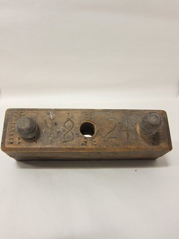 Thread cutter, antique
Made of wood, from 1824
Decorated with carvings
L: 24,5cm