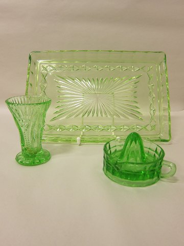 Tray, Vase and item for squeezing lemons, green glass.
Tray 29,5 x 19,5cm, Vase H: 10,5cm, and item for squeezing lemons diam: 9,5cm.