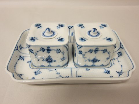 Royal Copenhagen, Blue Fluted, in porcelain
Tray and 2 pots for the ink.
Produced before 1923.
Tray: 22cm x 15,5cm