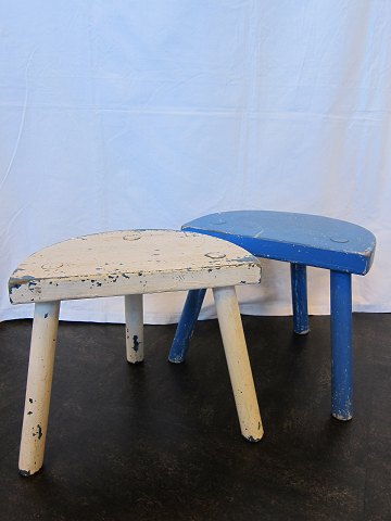 Stool made of wood
Old, white or blue
Good as an extra seat, as decoration or for the pot plants
H: 28,5cm, L: 33,5cm, D: 21,5cm