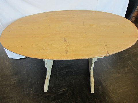 Table in an oval shape
Made of pine
A decorative underframe and a beautiful table top
L: 149cm, W: 98cm, H: 74cm