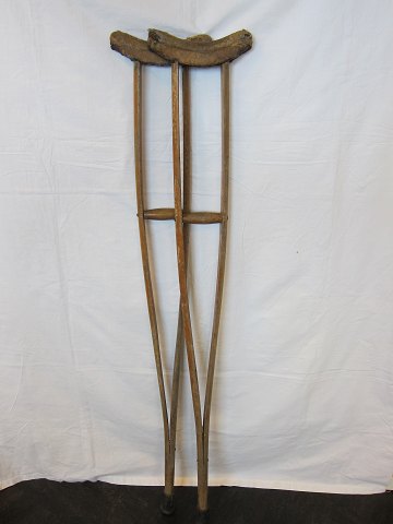 Crutchs
2 old crutchs made of wood
H: 132cm