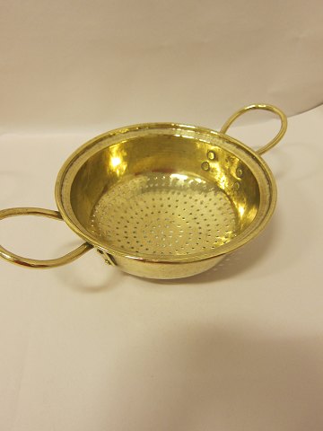 Colander made of brass
Antique Colander with 2 beautiful ears
About 1840
Diam. inkl. ears: 36cm, excl. ears 23cm
H: inkl. ears: 11,5cm, excl. ears 8,5cm
No stamp