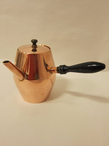 Chocolate pot "Stjertkande" made of copper
About 1820
No stamp
H: 17,5cm
B: 24,5cm