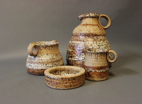 Stoneware serving in brown colors consisting of jug, cream jug, sugar bowl and 
small bowl by an unknown artist.
5000m2 showroom.