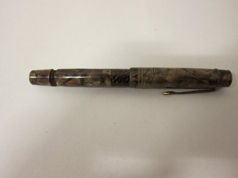 Fountain pen
Brown marbled, Original Big Ben
British Patent: 451-168
14 karat gold, Stamp: 14k585
We have more fountain pens
Please contact us for further information