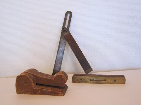 Tool for marking gauge, bevel square and spirit level with brass
Old and special tools
Tool for marking gauge: L: 13cm, Dkr. 125,- 
Bevel square: L: 25cm, Dkr. 275,-
Spirit level with brass: L: 15cm, Dkr. 750,-
We have a large choice of tools