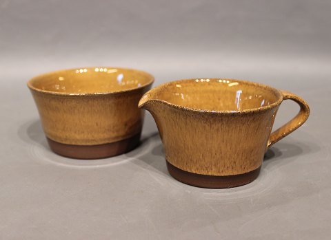 Cream jug and bowl in ceramic with a brown glaze by Viggo Kyhn.
5000m2 showroom.