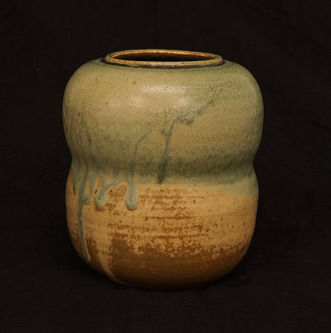Patrick Nordström vase, stoneware. Signed and 
dated 30.2.1926. H: 16,5cm. D: 15cm