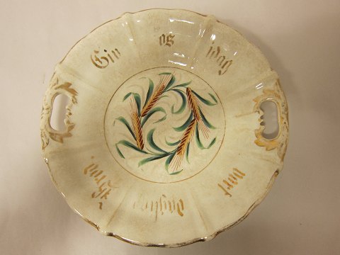 Dish with a biblical text
An old dish with a biblical text: "Giv os i dag - vort daglige brød" (Give us 
today our daily bread)
Diam: 25cm
Normal wear due to the use during the years