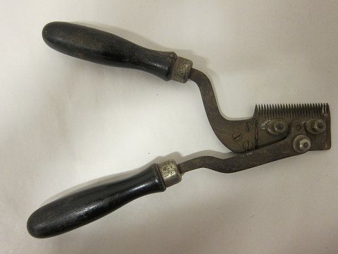 Tool for the hairdresser
An old tool for cutting the hair
L: 26cm, B: 10-18cm
We have a large choice of things for the shaving, tools for hairdressers etc.
Please contact us for further information