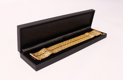 Wide italian bracelet in 18 ct. gold and stamped CJ. Weight 93g
5000m2 showroom.
