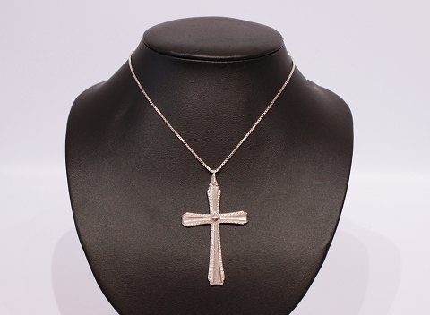 Large pendant in the shape of a cross, stamped H, in 830 silver.
5000m2 showroom.