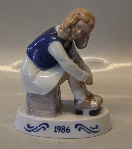 B&G Porcelain B&G 1986 Figurine of the Year 14 x 17 cm:  Jenny -  The little 
roller Skater Soren Brunoe
