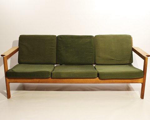 Sofa i eg og polstret i grønt stof, model J103 af Børge Mogensen for FDB fra 
1960erne.
5000m2 udstilling.
