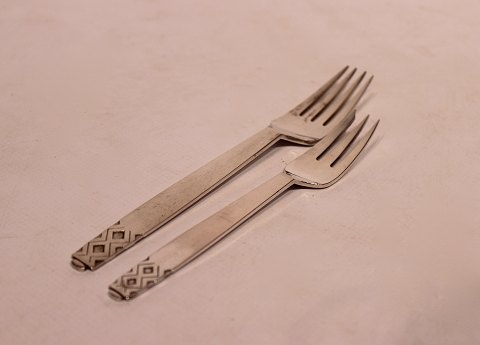 Lunch fork and cake fork in the pattern Rune by Georg Jensen of hallmarked 
silver.
5000m2 showroom.