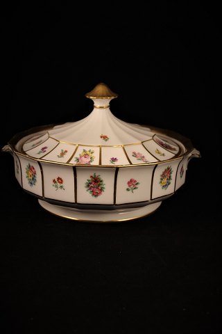 Round lid bowl in "Henriette" by Royal Copenhagen.
year 1850-70.