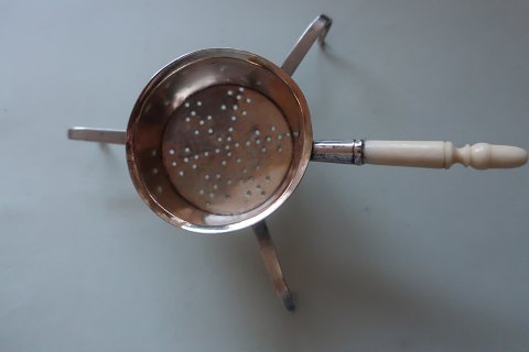 Antique tea strainer made of silver with a handle made of bone
Stamp "CD"
From about 1800
Silversmith Christen Jensen, Ove, Aalborg, Denmark
L: about 16cm incl. the handle
In a good condition