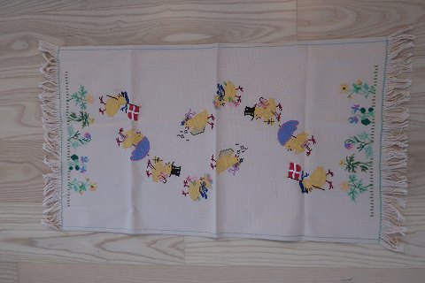 An old table cloth with the spring
With the flowers of spring handmade in embroidery made of cross stiches
Brings the spring inside
65cm x 40cm (excl. fringes)
In a good gondition
