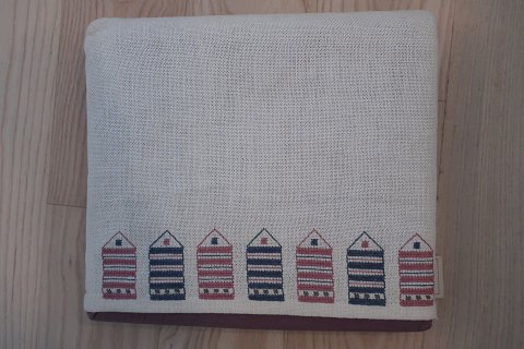Tea cosy
A beautiful, old tea cosy with embroidery made by hand
H: 28cm, B: 32cm
In good condition
The antique, Danish linen and fustian is our speciality and we always have a 
large choice