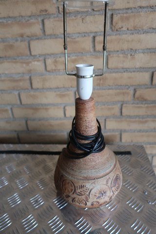 Vintage lamp for the table, pottery with a beautifull dekoration 
Brand: Unknown
H: 34cm excl. the holder for the shade
The price is inkl. the holder for the shade
In a good condition
