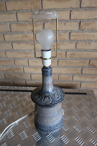 Vintage lamp for the table from Axella, Model nr. 642
Tablelamp, pottery, Grey with blue decoration
Jette Hellerøe
H: 31cm excl. socket
Stempel: Axella - Jette Hellerøe
The price includes the holder
In a good condition