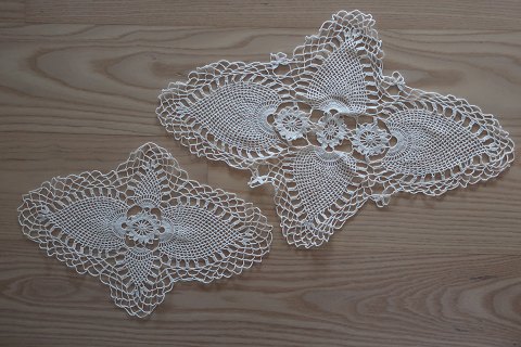 Old table centres /mats 
Crochetwork, Made by hand
Set: 2 items
Small: 
L: 30cm
B: 22cm
Big: 
L: 42cm
W. 30cm
In a very good condition
