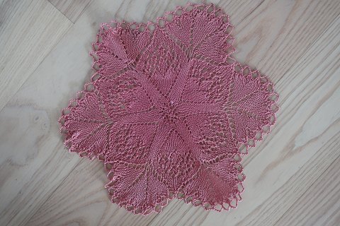 An old table centre /mat 
Round
Made by hand, knitted
Diameter: 31cm
In a good condition
