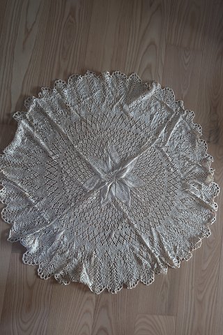 An old table centre /mat 
Round
Made by hand
Diameter: 72cm
In a very good condition