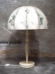 Josef Frank for Svenskt Tenn stor art deco bordlampe med cremefarvet  blomstret 
stofskærm, hvid stamme af træ.