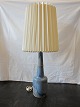 Tabel-/Floorlamp, Foot by Finn Lynggård and a Le 
Klint shade is inclusive
Beautiful foot in blue colours and a very special 
Le Klint shade (please look at the last photo 
where you can see the shade top-down), both are in 
a real good condition