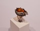 Ring with large piece of amber decorated with feather of 925 sterling silver and 
stamped SAN.
5000m2 showroom.