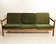 Sofa i eg og polstret i grønt stof, model J103 af Børge Mogensen for FDB fra 
1960erne.
5000m2 udstilling.
