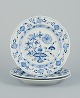 L'Art presents: 
Meissen, 
Germany. A set 
of three Blue 
Onion Pattern 
dinner plates 
in porcelain. 
Hand-painted.