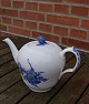 Antikkram 
presents: 
Blue 
Flower Plain 
Danish 
porcelain. 
Covered Tea 
pots No 8244
