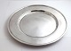 Lundin Antique 
presents: 
Silverplated 
cover plate. 16 
pieces. With 
light traces of 
use. Diameter 
28 cm.