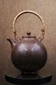 K&Co. presents: 
Gunner 
Nylund ceramic 
teapot with 
brown glaze and 
braided bamboo 
handle from 
Rörstrand...