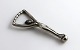 Lundin Antique 
presents: 
Silver 
capsule opener 
in the shape of 
a woman (830). 
Length 10 cm.