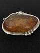 Antik Huset 
presents: 
Silver 
brooch with 
inlaid amber
Stamped SD 
925S
Length 4.0 cm