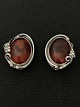 Antik Huset 
presents: 
Ear clips 
in silver with 
a nice detailed 
pattern with 
amber
Height 2.5 cm