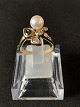 Antik Huset 
presents: 
Beautiful 
and elegant 
ladies' ring in 
8 carat gold, 
with inlaid 
real pearl and 
stone. Size 56