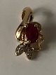 Antik Huset 
presents: 
Pendant 14 
carat gold, 
with a red ruby 
&#8203;&#8203;and 
embedded 
diamonds.