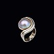 Bestik.dk 
presents: 
Birgitte 
Buchhave Munch. 
14k White and 
Yellow Gold 
Ring with Mabé 
Pearl.