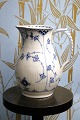 K&Co. presents: 
Chocolate 
jug in Blue 
Fluted Half 
lace from Royal 
Copenhagen. 
RC1#/506.(WITHOUT 
LID)