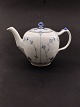 Middelfart 
Antik presents: 
Royal 
Copenhagen 
mussel-painted 
teapot #143