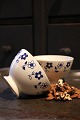 K&Co. presents: 
Old cafe 
latte bowl in 
earthenware.
Fine for 
coffee, nuts, 
snacks and 
candy bowls...